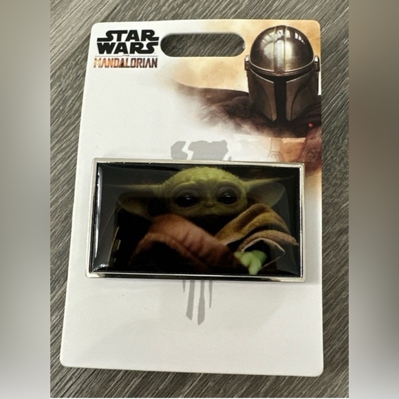 DISNEY 2020 Parks Star Wars The Mandalorian Baby Yoda The Child Enamel Pin NWT - Picture 1 of 2